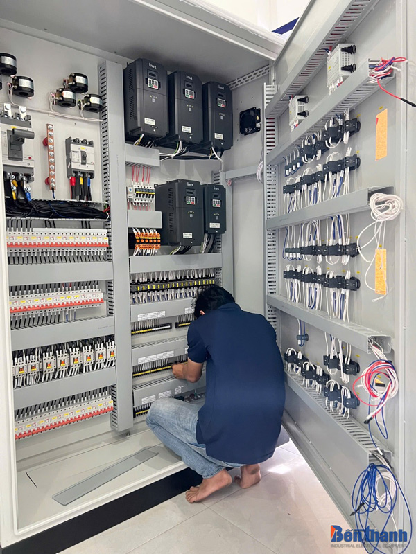 Lắp tủ điều khiển động cơ 3 pha