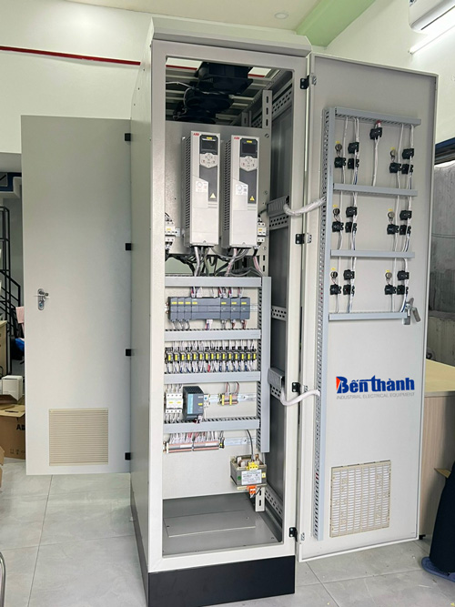 Tủ điều khiển động cơ 3 pha tích hợp PLC