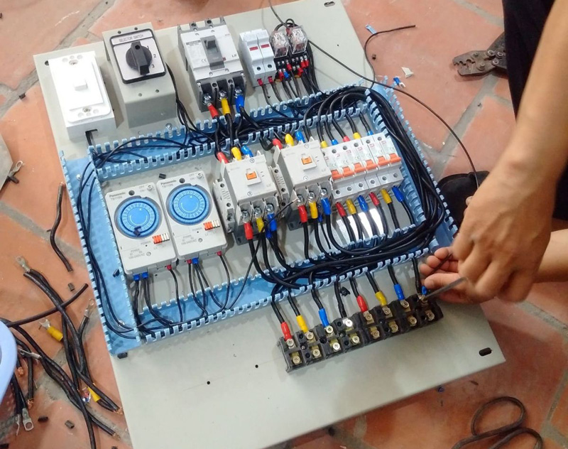 Tủ điện chiếu sáng công cộng gồm những thiết bị gì?