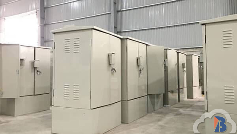Vỏ tủ điện ngoài trời có chân phù hợp lắp đặt ở đâu?