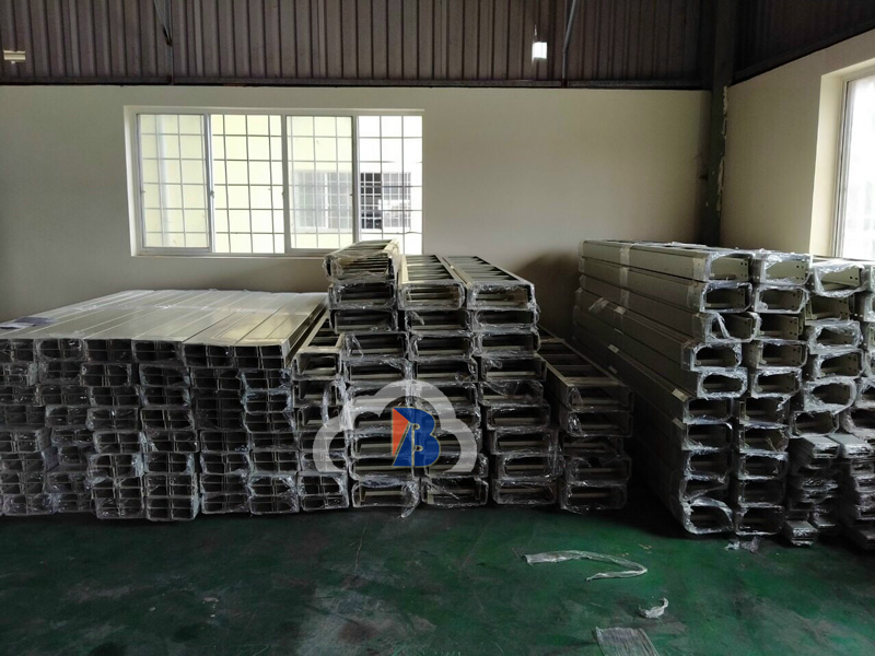 Lợi ích kỹ thuật khi dùng máng cáp có nắp trong môi trường bụi bẩn