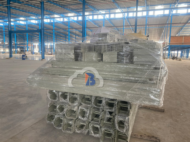 Lợi ích kỹ thuật khi dùng máng cáp có nắp trong môi trường bụi bẩn