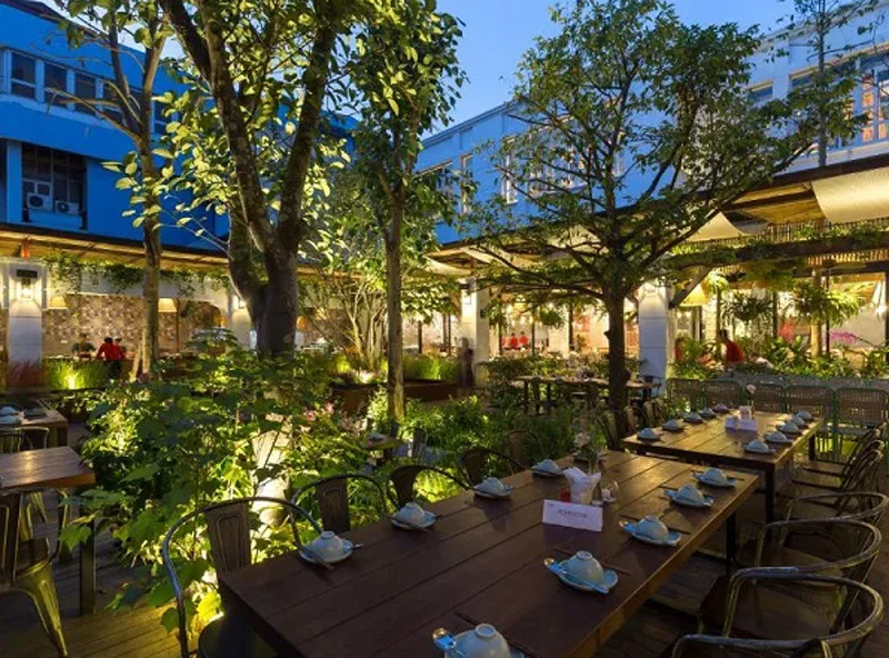 Đèn pha LED màu vàng ánh sáng ấm áp cho nhà hàng - quán café