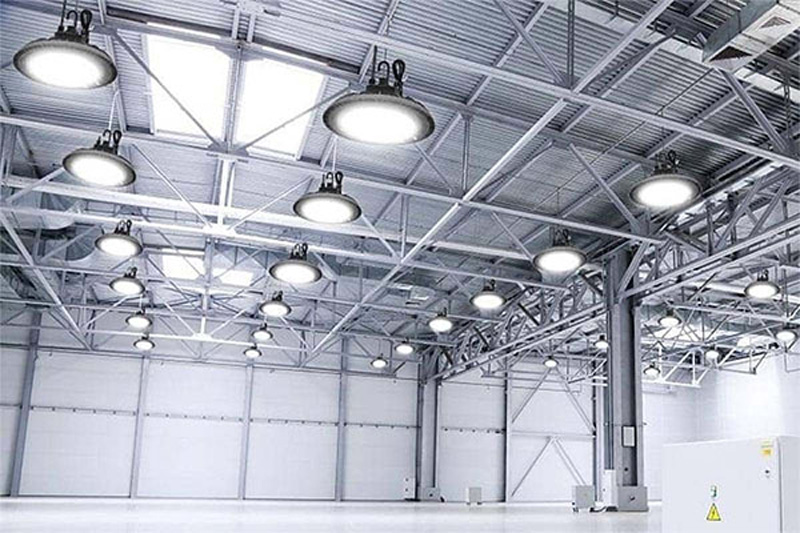 Nên chọn đèn pha cao áp hay pha LED cho sân bóng hoặc kho xưởng