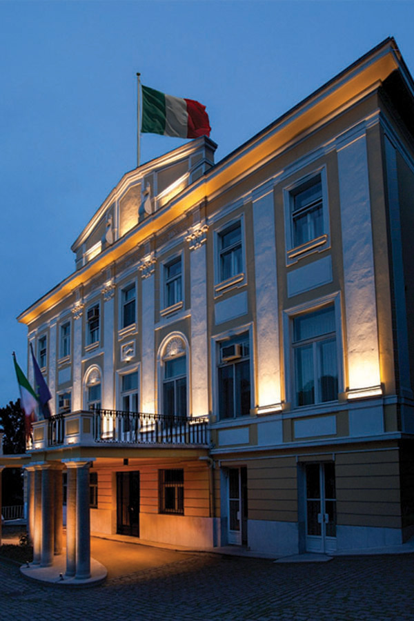 Đèn pha mặt tiền nhà phố và biệt thự tăng thẩm mỹ ban đêm