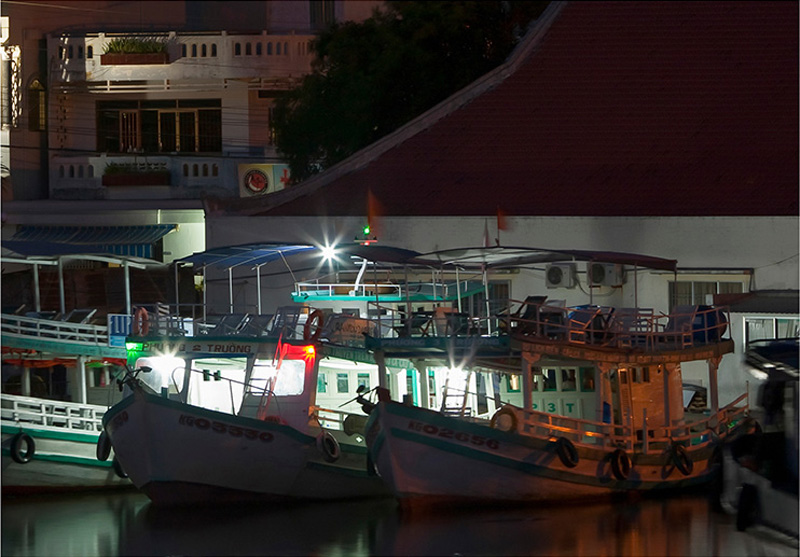 Đèn pha tàu thủy 24v chịu rung lắc mạnh và nước mặn